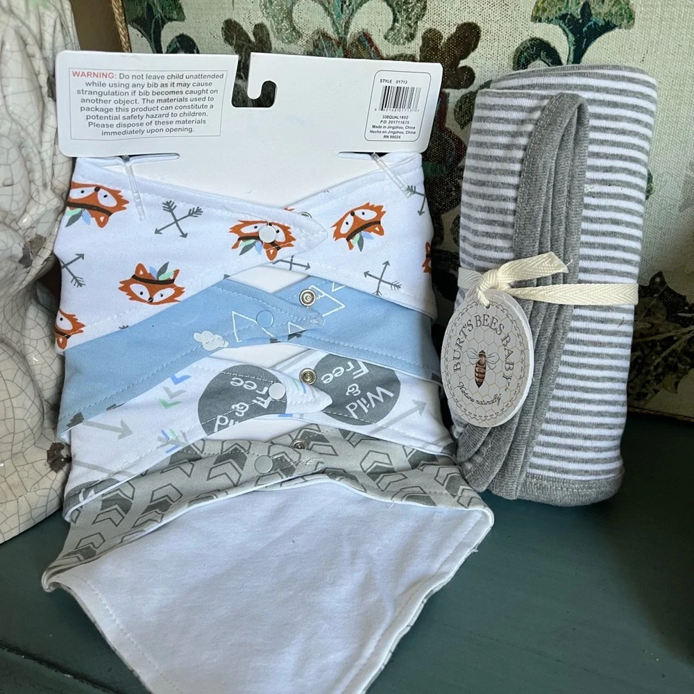 NEW BURTS BEES ORGANIC SWADDLING BLANKET WITH 4 BANDANNA BIBS